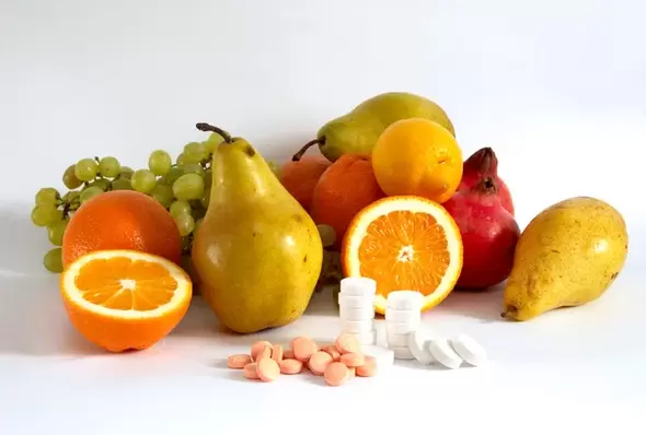 βιταμίνες σε φρούτα και ταμπλέτες για δραστικότητα